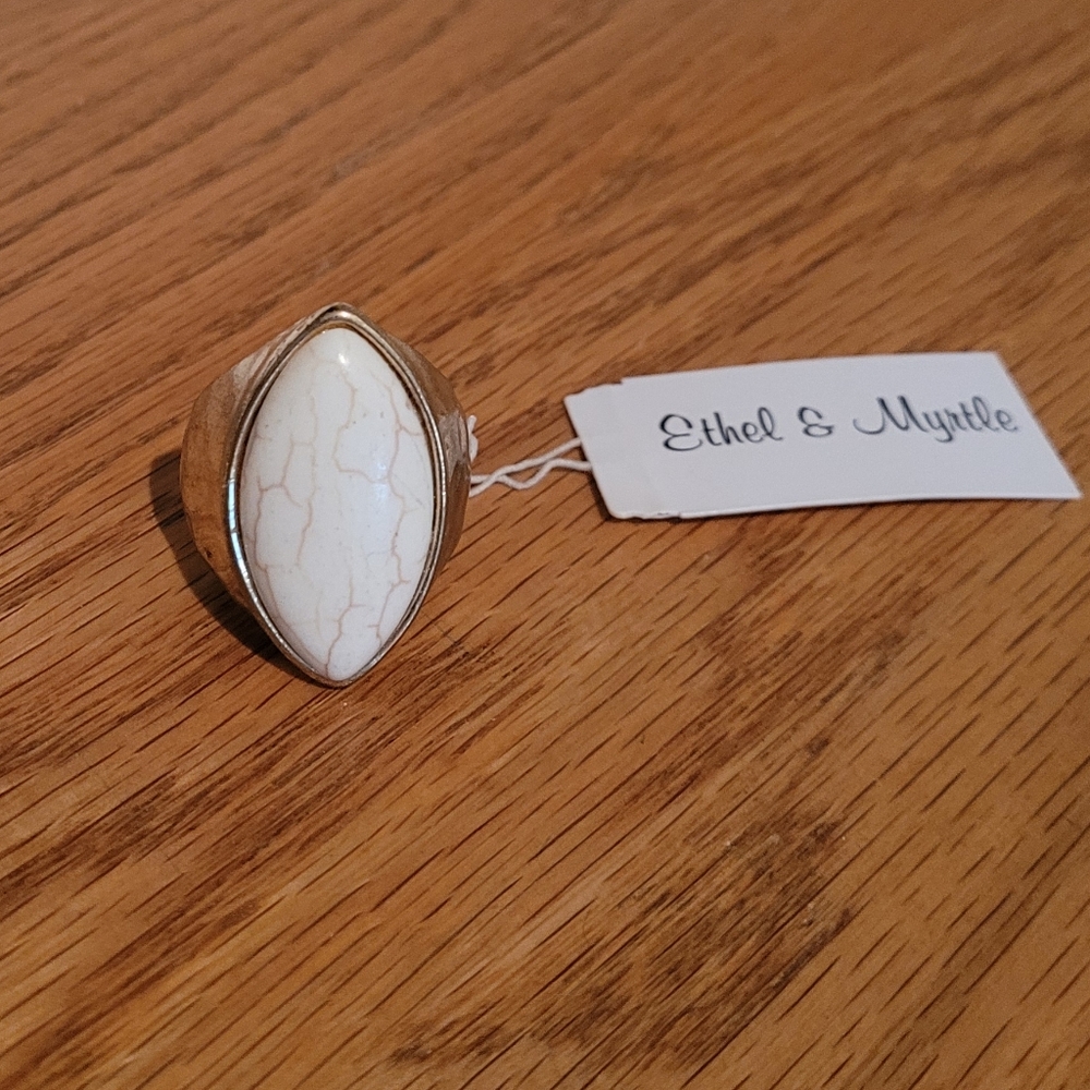 NEW White Large Fashion Ring in Gold